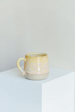 Load image into Gallery viewer, Mug Yellow Roses
