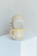 Load image into Gallery viewer, Mug Yellow Roses
